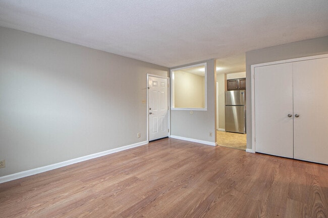 Building Photo - 807-B Golfview Place