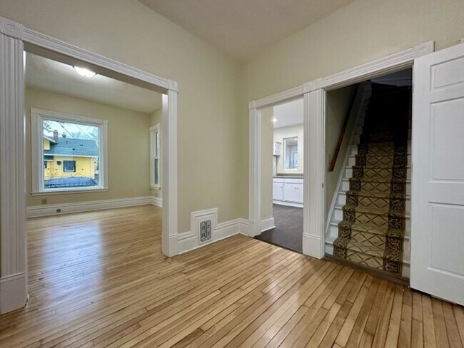 Building Photo - Spacious 4 bedroom house in Minneapolis!!