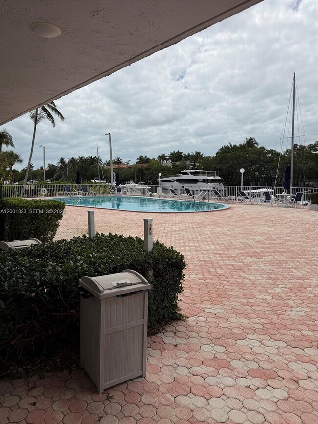 Building Photo - 100 Edgewater Dr