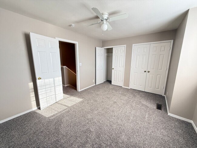 Building Photo - 3 bedroom Two Story Duplex!