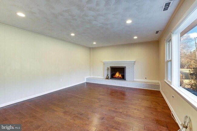 Building Photo - 1013 Westbriar Dr NE