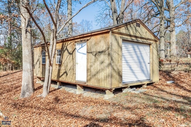 Building Photo - This 3 bedroom / 1 full bath and 1,284 sq feet House will Blow Your Mind!
