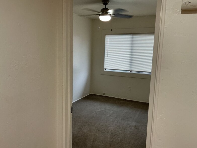 Building Photo - 212 S E St