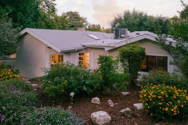 Building Photo - Beautiful Tarzana Rental!