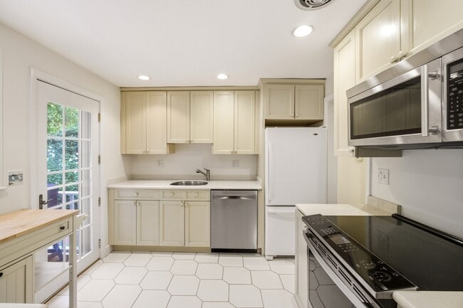 Building Photo - 18 Taylor Rd