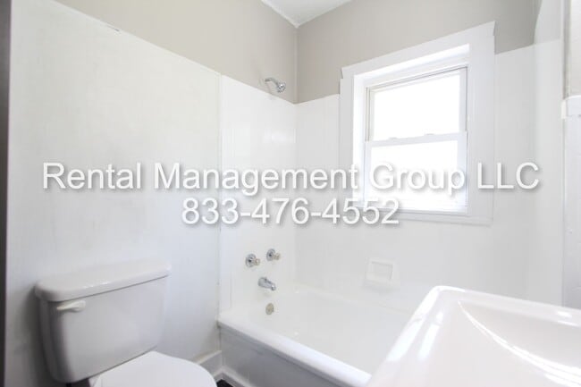 Building Photo - .New On The Market! Charming 2 bedroom 1 bath