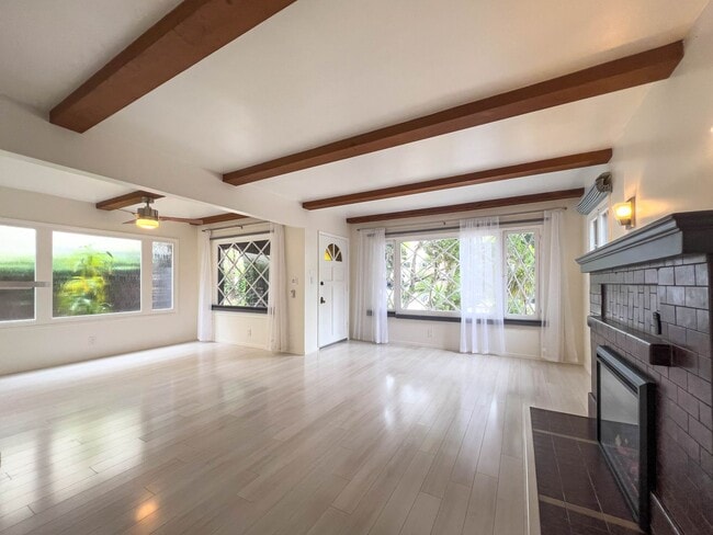 Building Photo - Stunning 2 BR Santa Monica Duplex with Views!