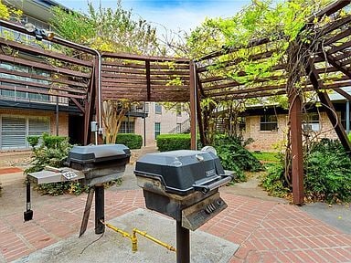 Grill and common areas great for BBQ's by the pool. - 2425 Ashdale Dr