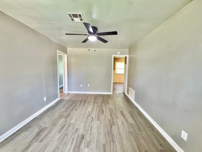 Building Photo - 252 E Coe Dr