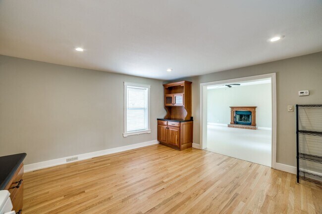 Building Photo - CASTLE HILLS FAMILY HOME