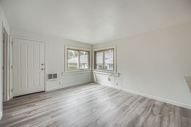 Building Photo - Bright & Charming  Home in White Center!