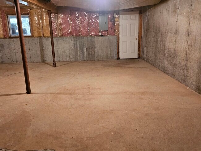 Building Photo - 208 Castlewood Dr