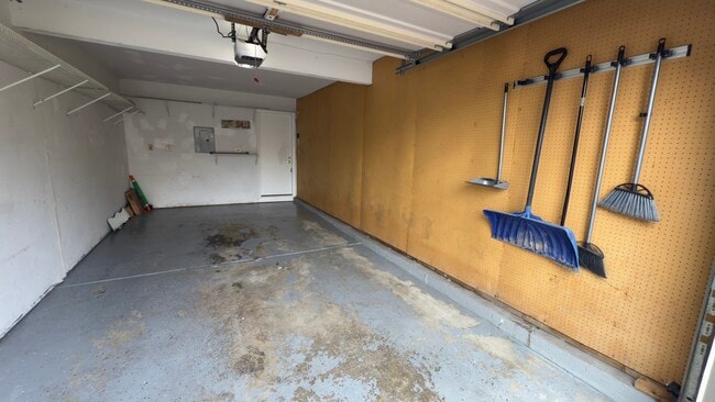 Building Photo - 385 Grissom Ct