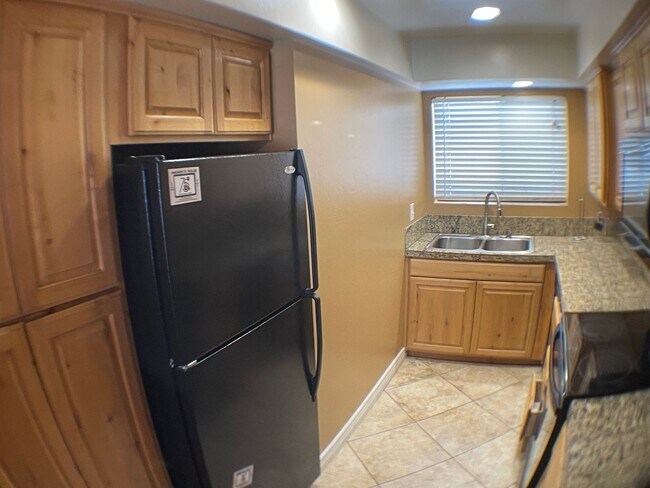 Building Photo - Furnished 2BR Condo with Dual Primary Suit...