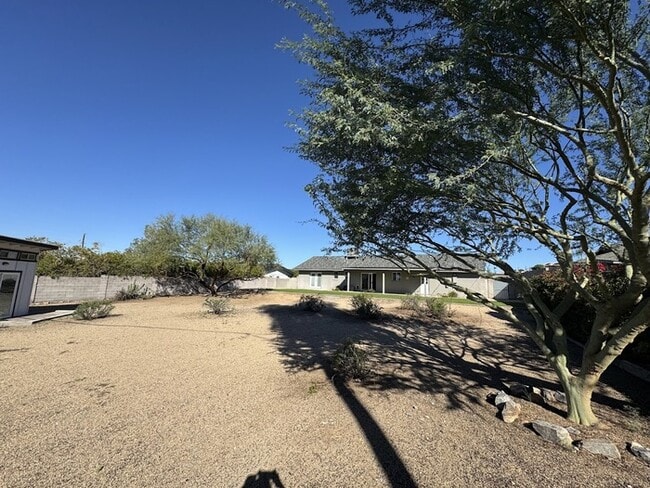 Building Photo - Mid Century and Mountain Views