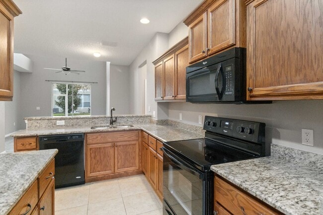 Building Photo - MOVE IN SPECIAL-Beautiful Two Story 3/2.5 Town Home w/ Loft & Screened Porch in St. Cloud