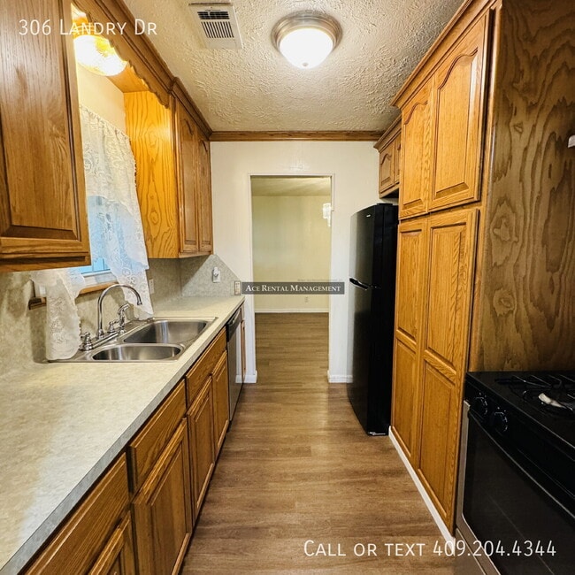 Building Photo - 306 Landry Dr