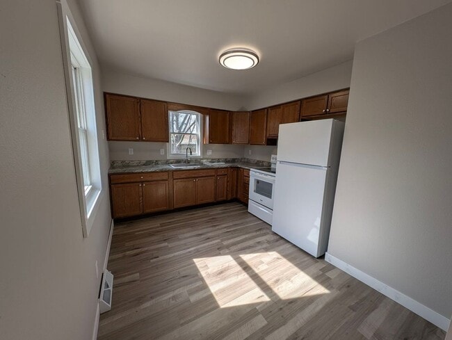 Building Photo - 3 Bedroom, 1 Bathroom house with garage an...