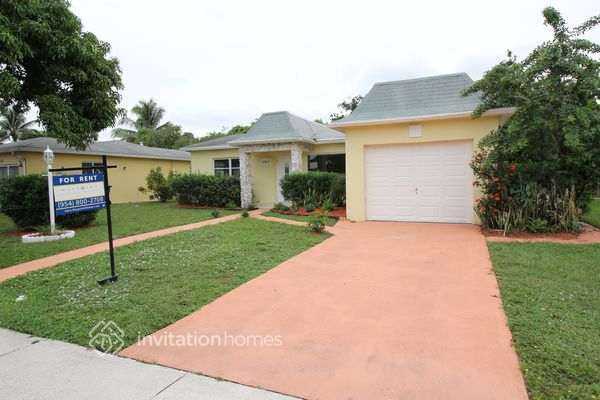 Building Photo - 5365 SW 10th Ct