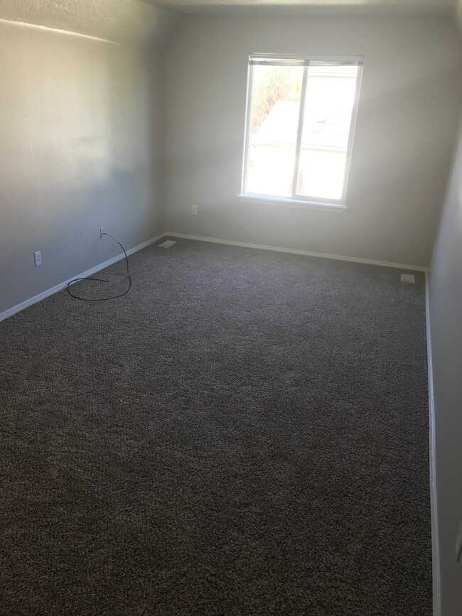 Building Photo - Ready Now / 4 Bed PLUS Large BONUS ROOM and 2.5 BA great spacious home!