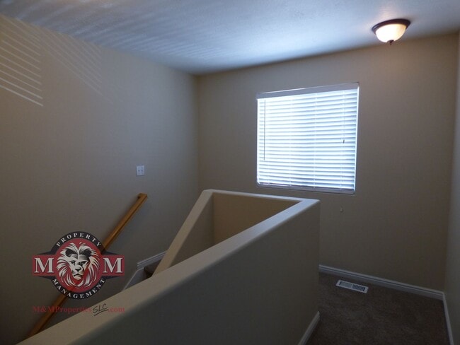 Building Photo - 2 Bd 1.5 Bath Duplex in Millcreek