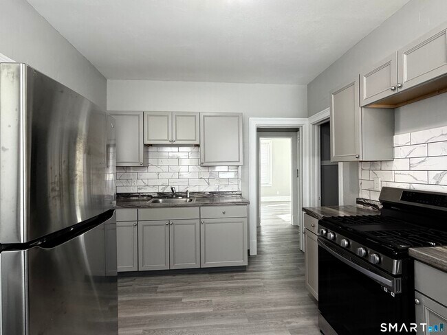 Building Photo - 41-43-43 Hebron St