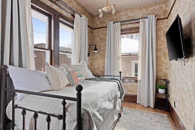 Building Photo - 100 W 1st St