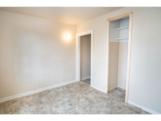 Building Photo - Cozy Renovated 2 BR Near Downtown