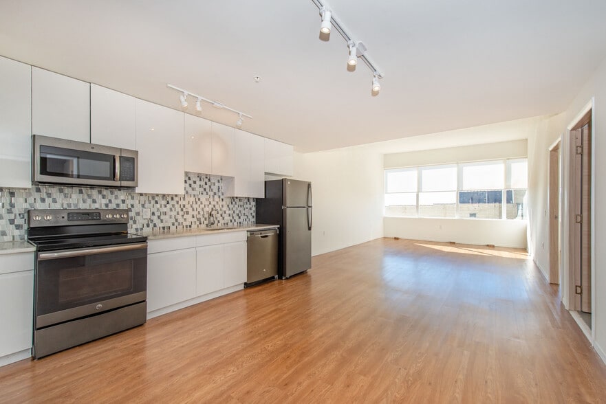 Primary Photo - Essence 144