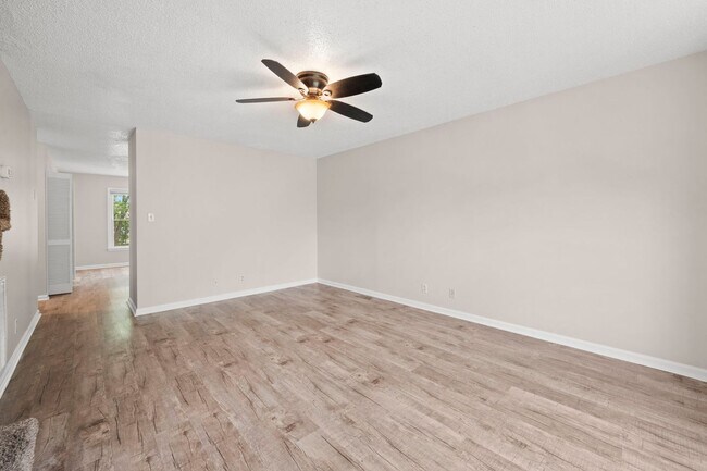 Building Photo - Move-In Specials Available! Single-Family in Oak Grove, KY!