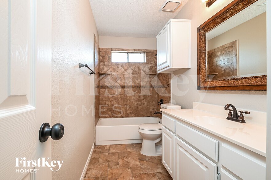 Building Photo - 2210 Meadowstone Dr