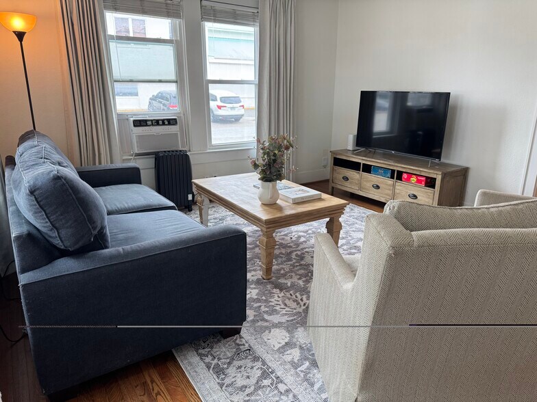 Building Photo - 1220 Waugh Dr