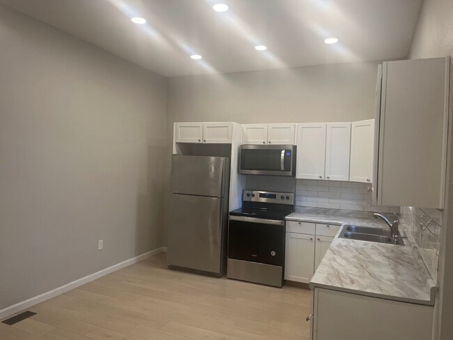 Building Photo - **$500 Security Deposit & 1st Month Free w...