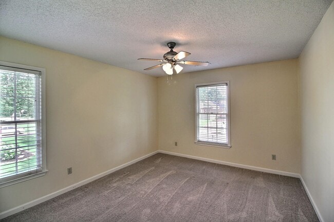 Building Photo - 383 E Valleywood Dr