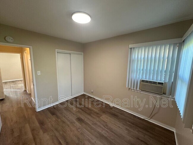 Building Photo - 901 N San Gabriel Ave