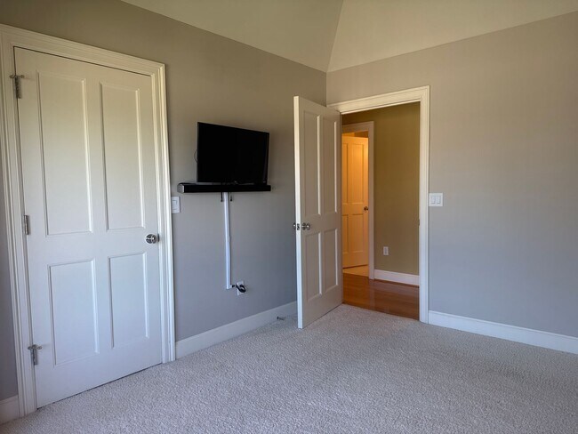Building Photo - Exceptional 3 bed, 3 bath in Houghton Kirk...