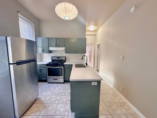 Building Photo - 851 N Ashland Ave