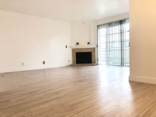 Building Photo - Coming Soon!! Live in the heart of Downtow...