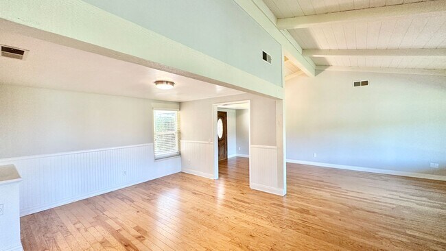 Building Photo - Lovely, Open Floor Plan, Single Story Located in the Desirable Live Oak Estates of Fallbrook!