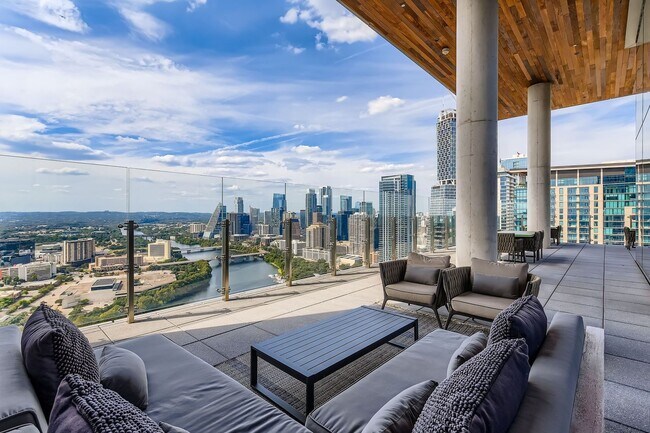 Building Photo - Gorgeous 30th Floor 2BD / 2BA Corner Sky R...