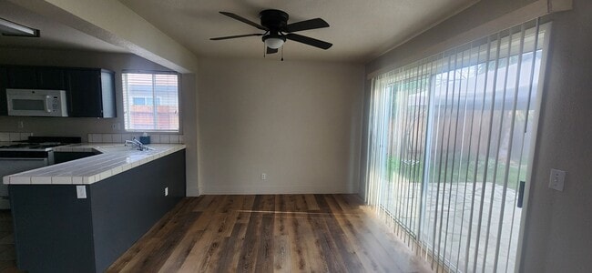 Building Photo - 3 Bedroom 2.5 bsthroom home in Gated Elk Grove Communtiy