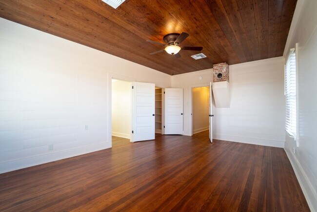 Building Photo - Historic Farmhouse set on 1.2 Acres!