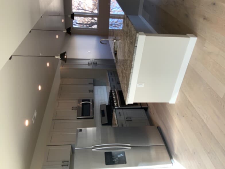 Building Photo - 825 Crisman Dr