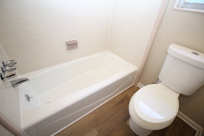 Building Photo - 3 bed 2 bath home with 2 car garage and Fl...