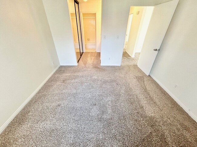 Building Photo - ADORABLE UPSTAIRS CONDO! 2 BEDROOM / 2 FUL...