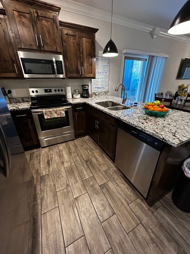 Building Photo - Very New 2 Bedroom 1.5 Bathroom Town Home ...