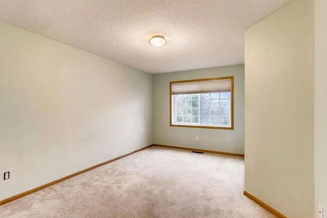 Building Photo - Bright End-Unit 2BD Townhome with Fireplace, Deck & Big Bedrooms