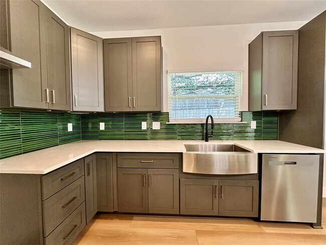Building Photo - 15113 N Flamingo Dr