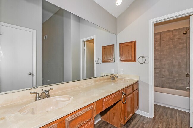 Building Photo - 8454 Lake Crystal Dr
