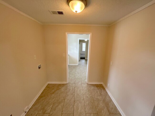 Building Photo - 4376 Willow Rd